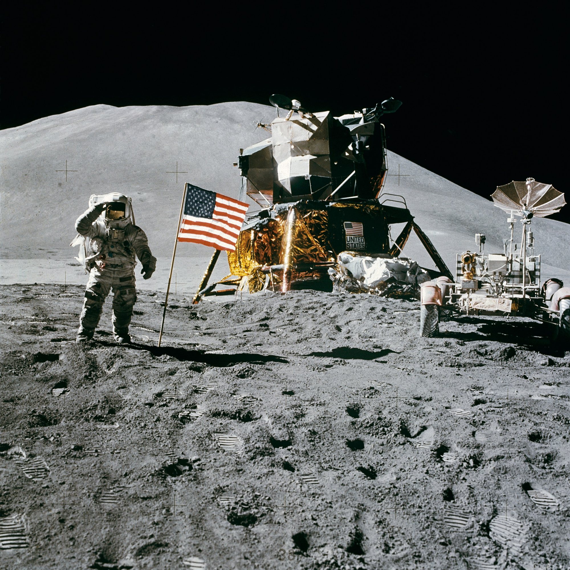 El astronauta James Irwin saluda junto a la bandera, el módulo lunar y el rover eléctrico del Apolo 15